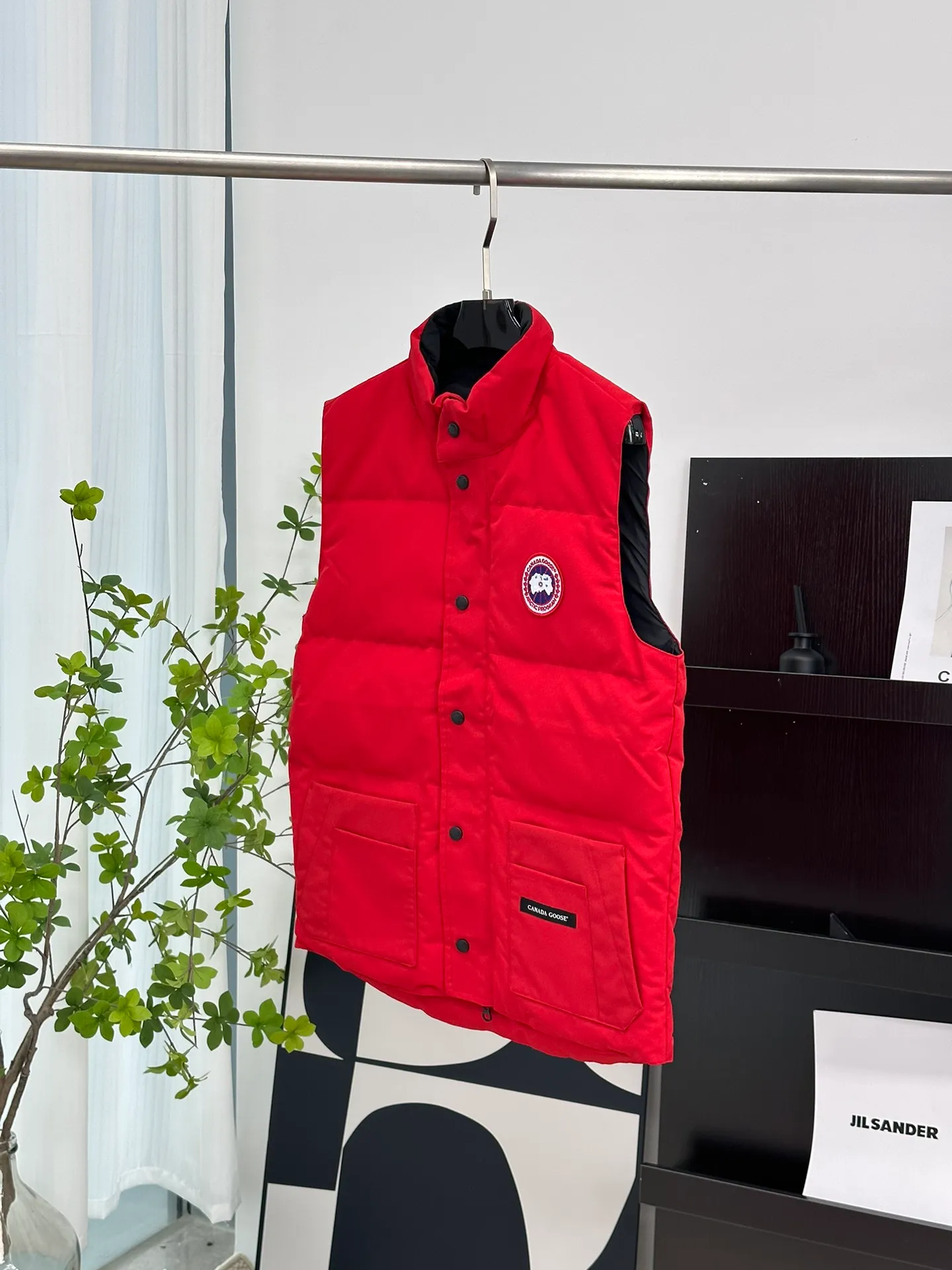 P380 [𝗖𝗮𝗻𝗮𝗱𝗲 𝗚𝗼𝗼𝘀𝗲] Canada Goose Couple Vest for Men and Women. 1⃣️Imported Behringer embroidery machine customized 10,000-needle embroidery logo 2⃣️Imported 18-count polyester-cotton blended original fabric 3⃣️Authentic official website synchronized with the new national standard 80% white duck down 4⃣️100% nylon nylon lining with double double-layer sealing design 5⃣️Yoshida YKK customers provide original factory customized electroplating sliders 6⃣️All auxiliary materials and hardware are disassembled and customized! 1:1 restore the official website Color: off-white, leather pink, bright red, sapphire blue, navy blue, black 𝗦𝗜𝗭𝗘:𝗫𝗦-𝗫𝗫𝗟